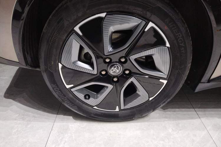 Used Toyota bZ3 2023 616 km Long-Range Premium Right Rear Wheel Hub