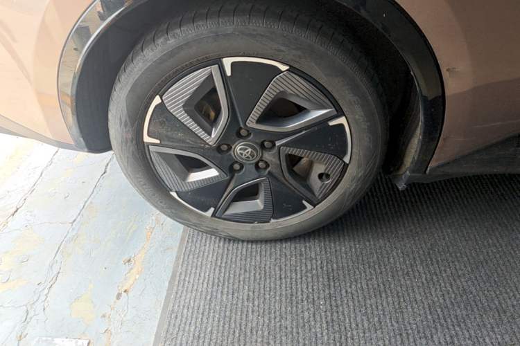 Used Toyota bZ3 2023 616 km Long-Range Premium Right Rear Wheel Hub