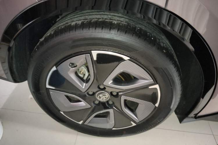 Used Toyota bZ3 2023 616 km Long-Range Premium Right Rear Wheel Hub