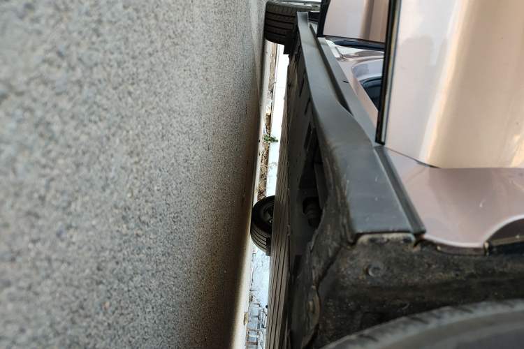 Used Toyota bZ3 2023 616 km Long-Range Premium Right Side Sill