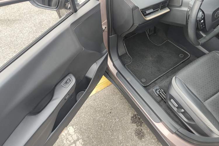Used Toyota bZ3 2023 616 km Long-Range Premium Driver Seat