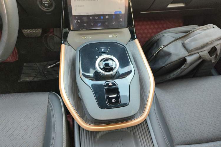 Used Toyota bZ3 2023 616 km Long-Range Premium Gear Lever