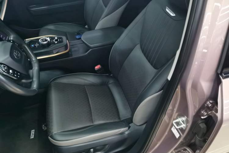 Used Toyota bZ3 2023 616 km Long-Range Premium Left Front Seat