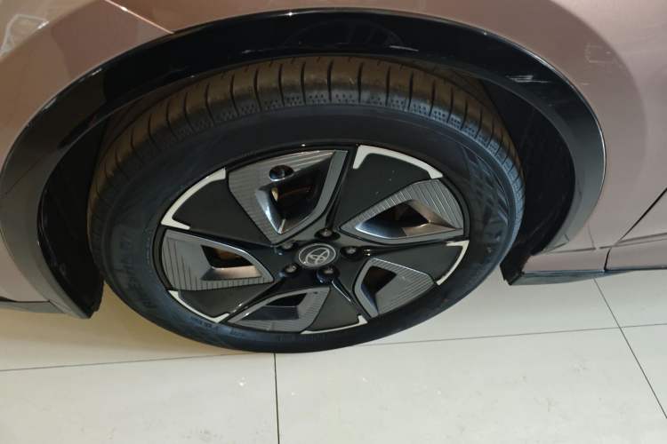 Used Toyota bZ3 2023 616 km Long-Range Premium Left Front Wheel Hub