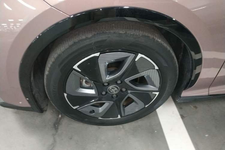 Used Toyota bZ3 2023 616 km Long-Range Premium Left Front Wheel Hub