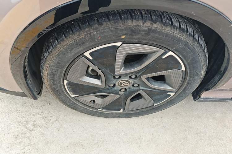 Used Toyota bZ3 2023 616 km Long-Range Premium Left Front Wheel Hub