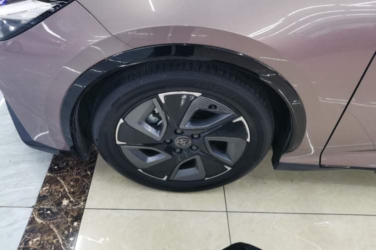 Used Toyota bZ3 2023 616 km Long-Range Premium Left Front Wheel Hub