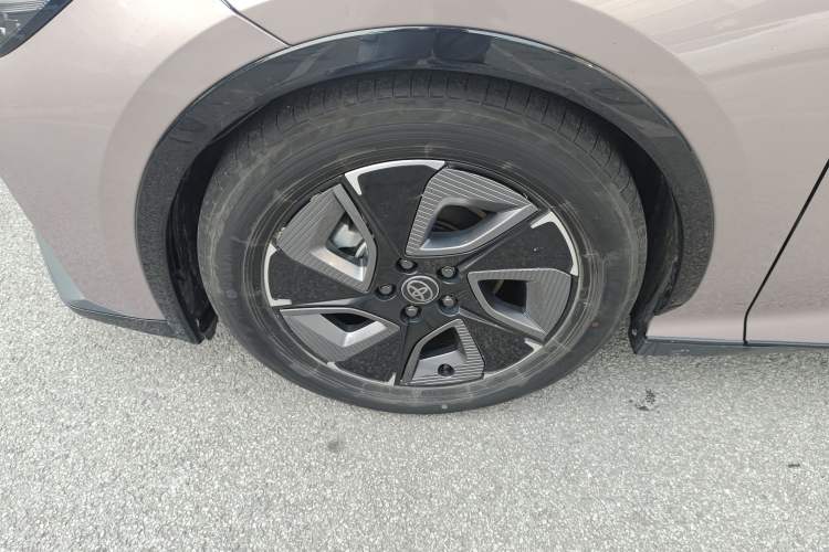 Used Toyota bZ3 2023 616 km Long-Range Premium Left Front Wheel Hub
