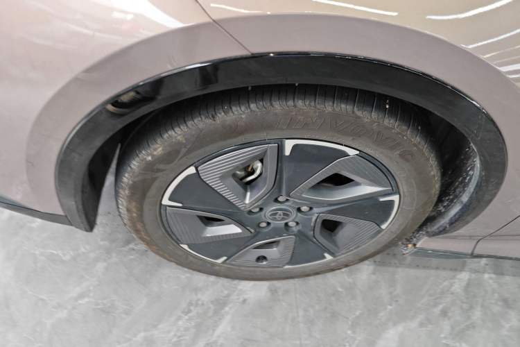 Used Toyota bZ3 2023 616 km Long-Range Premium Left Front Wheel Hub