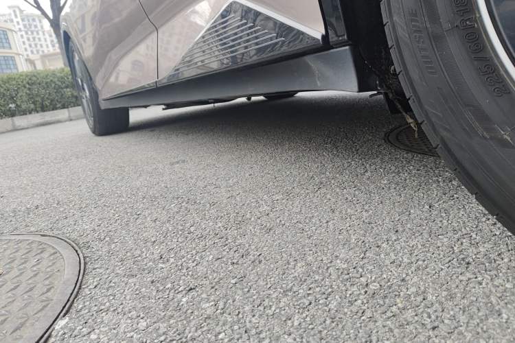 Used Toyota bZ3 2023 616 km Long-Range Premium Left Side Sill