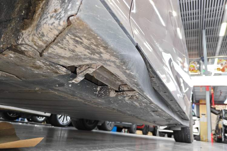 Used Toyota bZ3 2023 616 km Long-Range Premium Left Side Sill
