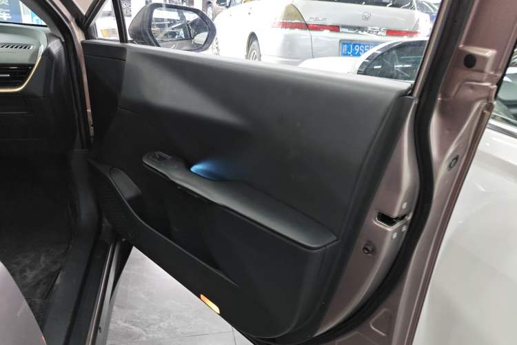 Used Toyota bZ3 2023 616 km Long-Range Premium Right Front Door Interior