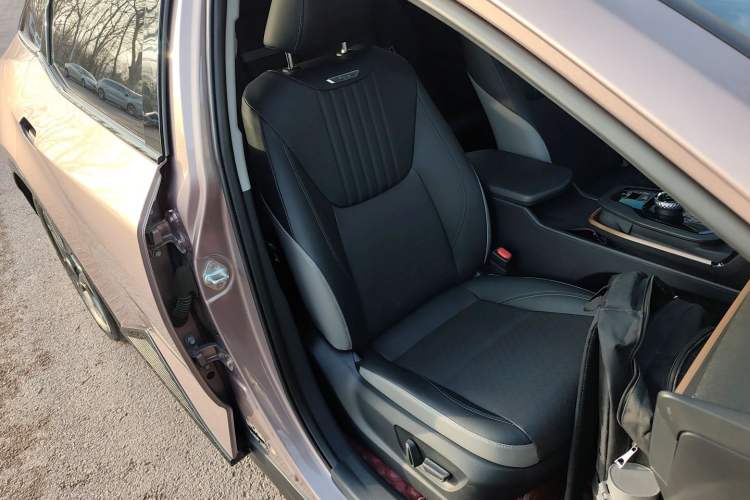 Used Toyota bZ3 2023 616 km Long-Range Premium Right Front Seat