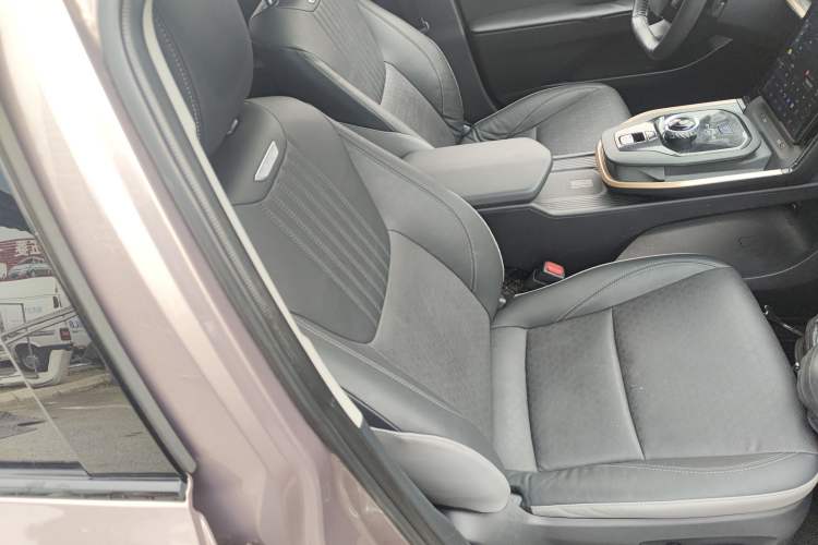 Used Toyota bZ3 2023 616 km Long-Range Premium Right Front Seat