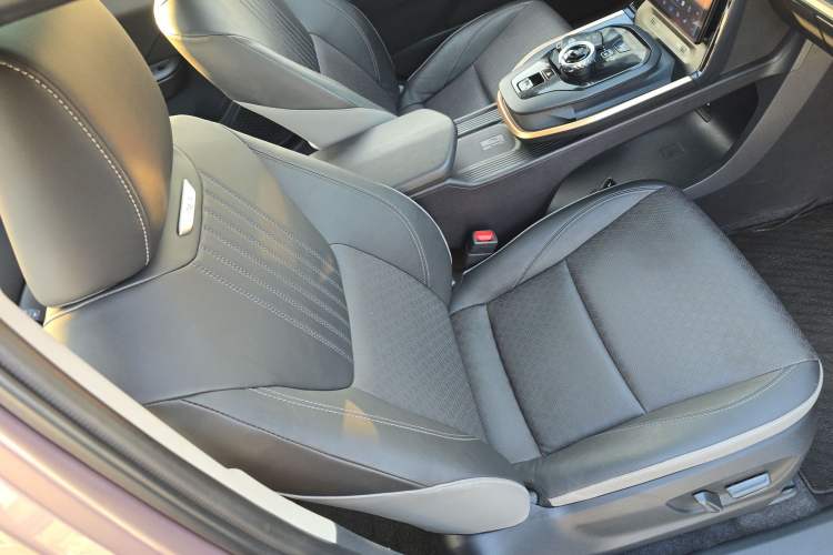 Used Toyota bZ3 2023 616 km Long-Range Premium Right Front Seat