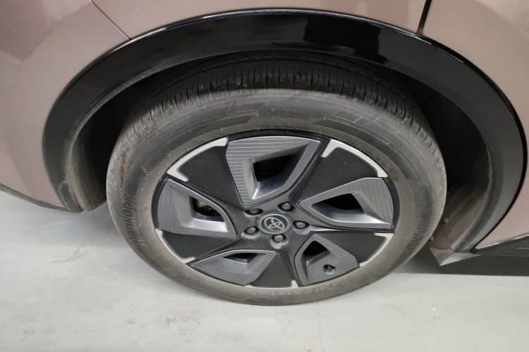 Used Toyota bZ3 2023 616 km Long-Range Premium Right Rear Wheel Hub