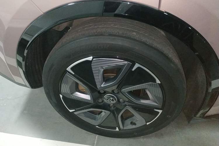 Used Toyota bZ3 2023 616 km Long-Range Premium Right Rear Wheel Hub