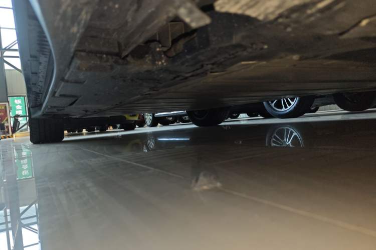Used Toyota bZ3 2023 616 km Long-Range Premium Right Side Sill
