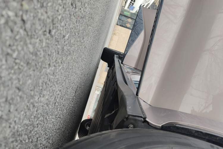 Used Toyota bZ3 2023 616 km Long-Range Premium Right Side Sill