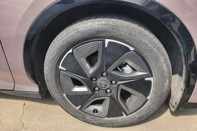 Used Toyota bZ3 2023 616 km Long-Range Premium Right Front Wheel Hub