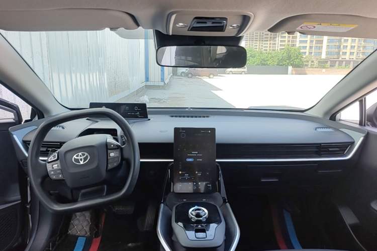Used Toyota bZ3 2023 517 km Elite PRO Center Console