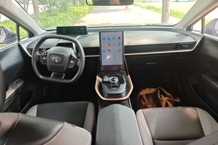 Used Toyota bZ3 2023 517 km Elite PRO Center Console
