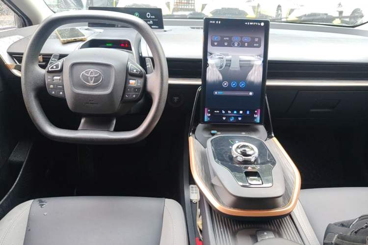 Used Toyota bZ3 2023 616 km Long-Range PRO Center Console