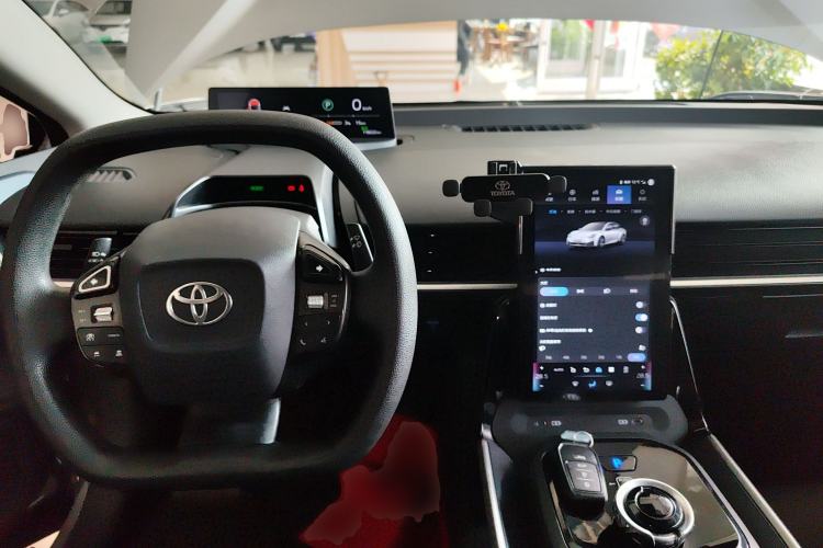 Used Toyota bZ3 2023 517 km Elite PRO Center Console
