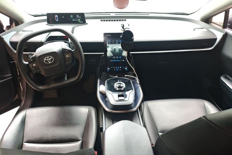 Used Toyota bZ3 2023 517 km Elite PRO Center Console