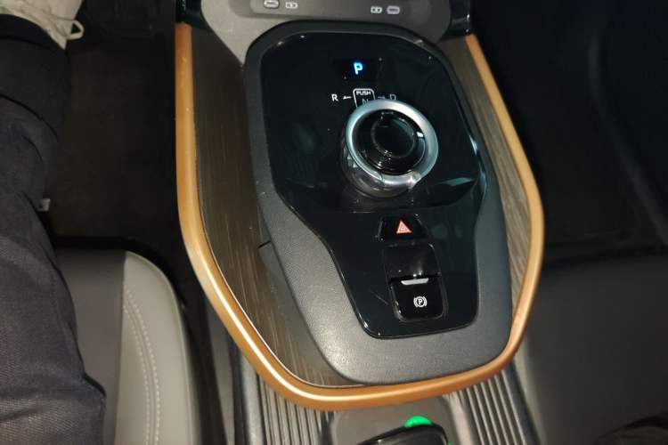 Used Toyota bZ3 2023 616 km Long-Range PRO Gear Lever