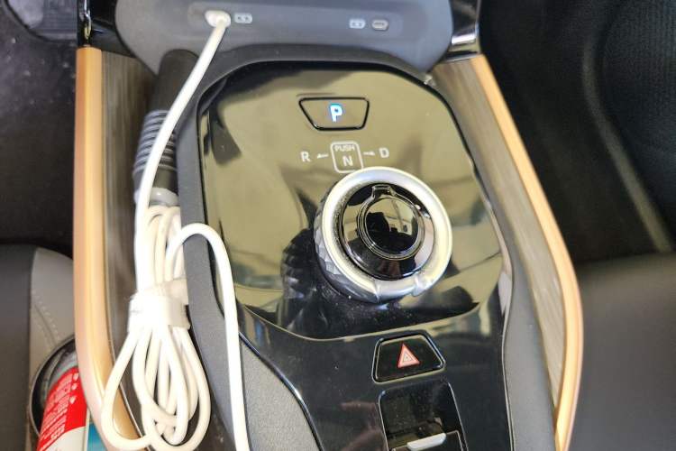 Used Toyota bZ3 2023 616 km Long-Range PRO Gear Lever