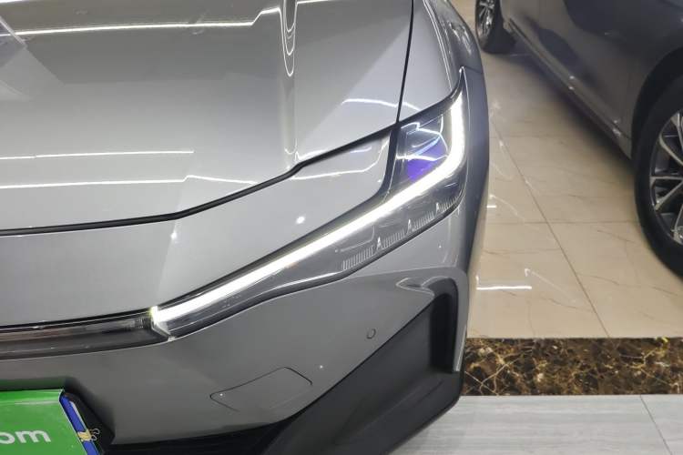 Used Toyota bZ3 2023 616 km Long-Range PRO Left Front Headlight