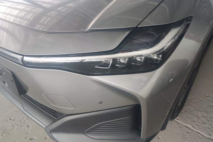 Used Toyota bZ3 2023 616 km Long-Range PRO Left Front Headlight
