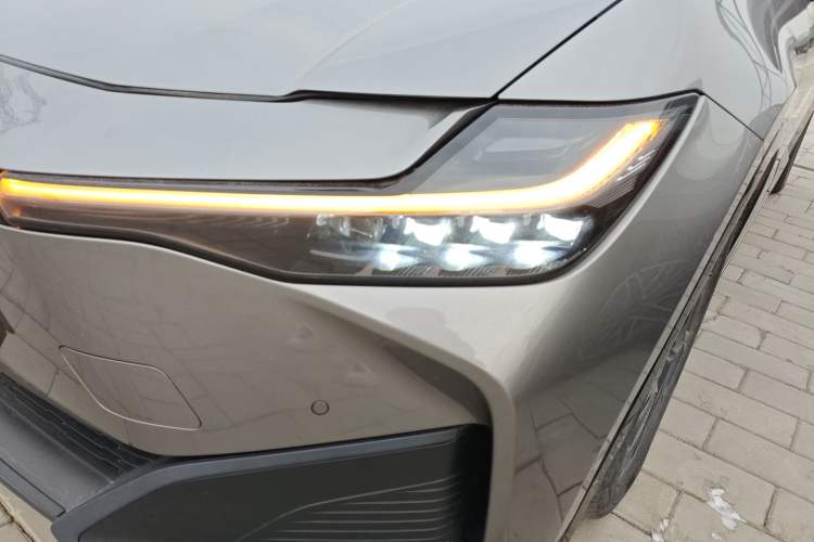 Used Toyota bZ3 2023 616 km Long-Range PRO Left Front Headlight