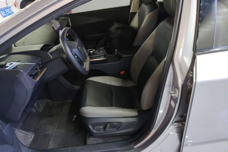 Used Toyota bZ3 2023 517 km Elite PRO Left Front Seat