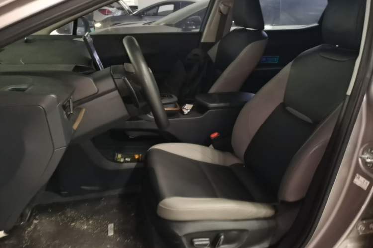 Used Toyota bZ3 2023 517 km Elite PRO Left Front Seat