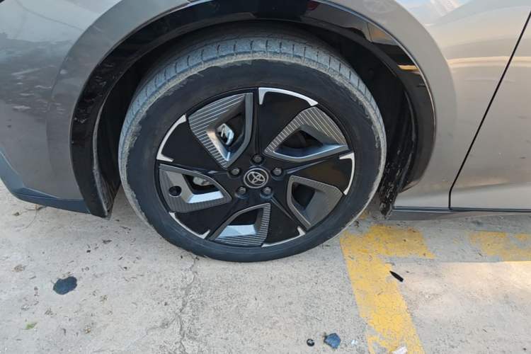 Used Toyota bZ3 2023 616 km Long-Range PRO Left Front Wheel Hub