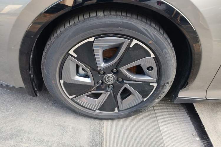Used Toyota bZ3 2023 616 km Long-Range PRO Left Front Wheel Hub