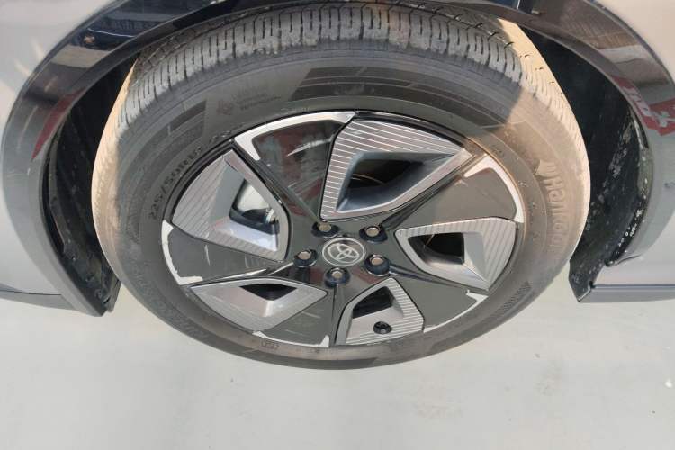 Used Toyota bZ3 2023 616 km Long-Range PRO Left Front Wheel Hub
