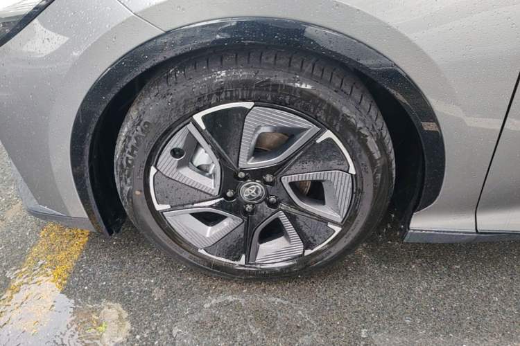 Used Toyota bZ3 2023 616 km Long-Range PRO Left Front Wheel Hub