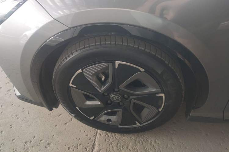 Used Toyota bZ3 2023 616 km Long-Range PRO Left Front Wheel Hub