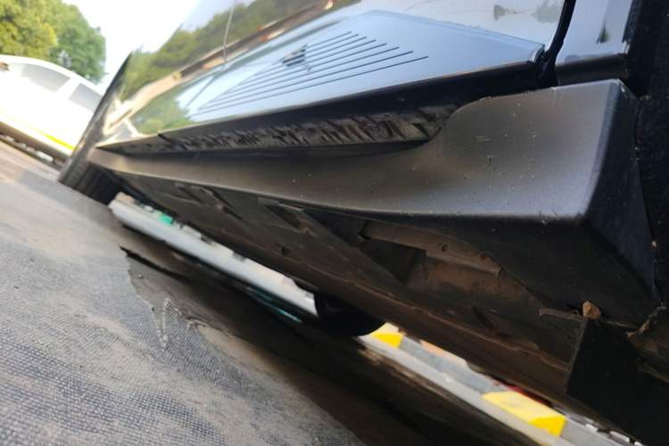 Used Toyota bZ3 2023 616 km Long-Range PRO Left Side Sill