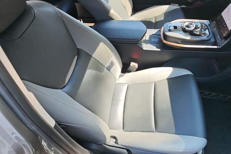 Used Toyota bZ3 2023 616 km Long-Range PRO Right Front Seat