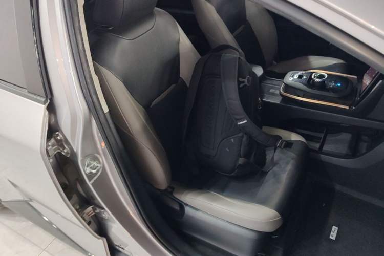 Used Toyota bZ3 2023 517 km Elite PRO Right Front Seat