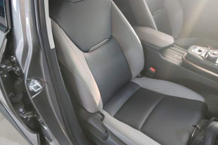 Used Toyota bZ3 2023 616 km Long-Range PRO Right Front Seat