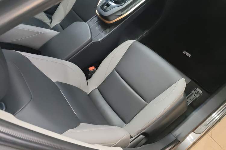Used Toyota bZ3 2023 616 km Long-Range PRO Right Front Seat