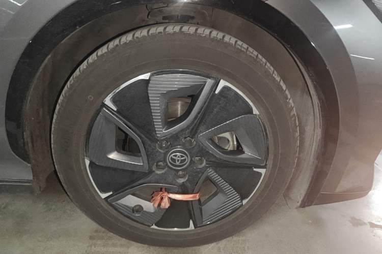 Used Toyota bZ3 2023 616 km Long-Range PRO Right Front Wheel Hub