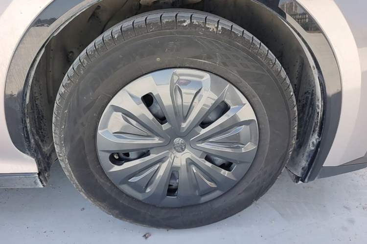 Used Toyota bZ3 2023 517 km Elite PRO Right Front Wheel Hub
