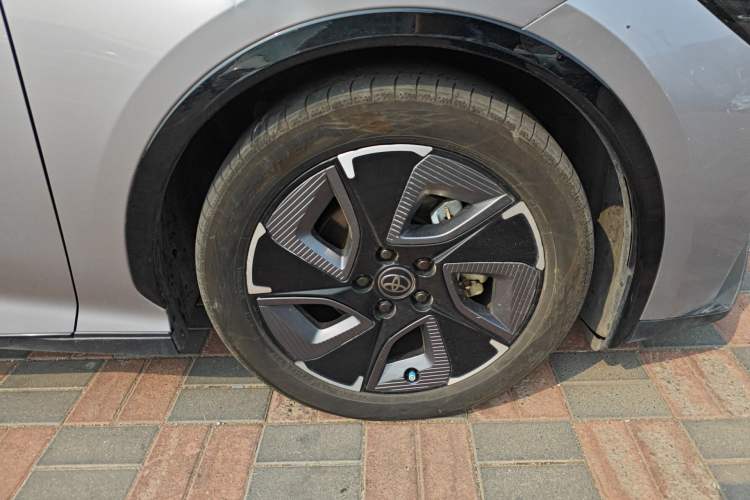 Used Toyota bZ3 2023 517 km Elite PRO Right Front Wheel Hub