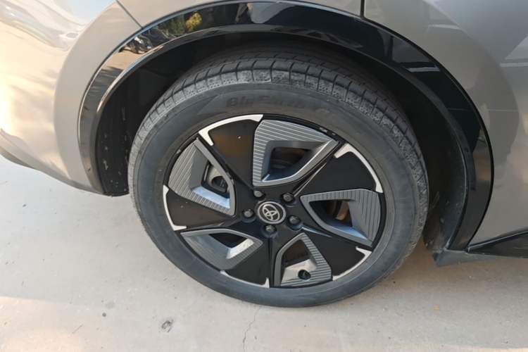 Used Toyota bZ3 2023 616 km Long-Range PRO Right Rear Wheel Hub
